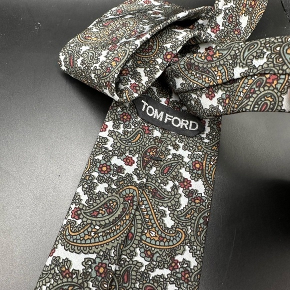 Tom Ford Silk Paisley Patterned Tie - Picture 4 of 4
